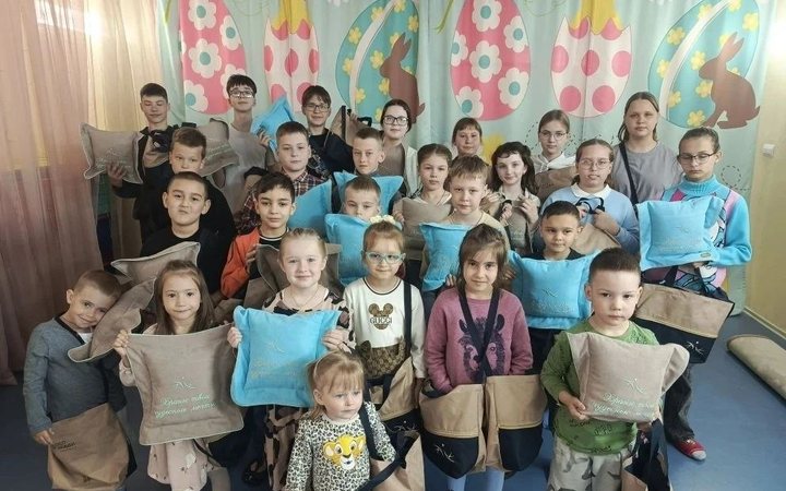 Дети с подарками фонда «Око Любви» ко Дню защиты детей
